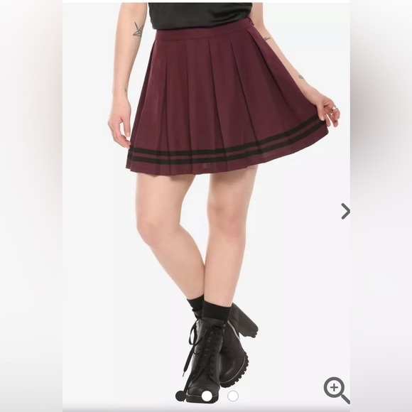 Hot Topic - Burgundy With Black Stripe Pleated Skirt - Picture 1 of 6